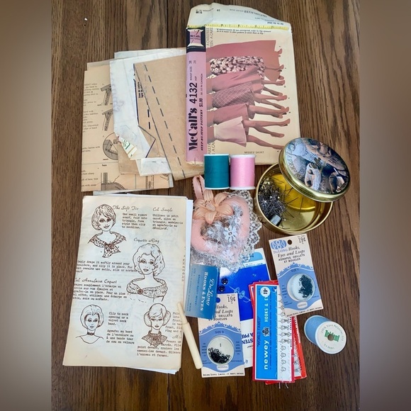 Floral Woven Home Accent Stool-Basket for sewing 🧵 Vintage (1960’s) - Picture 7 of 10